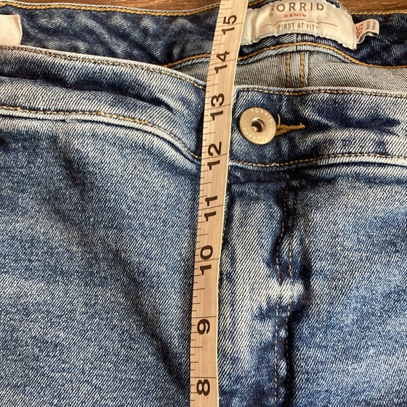 Womens EUC Torrid 30S Mid Rise Skinny Stretch Jeans Distressed - Picture 6 of 10